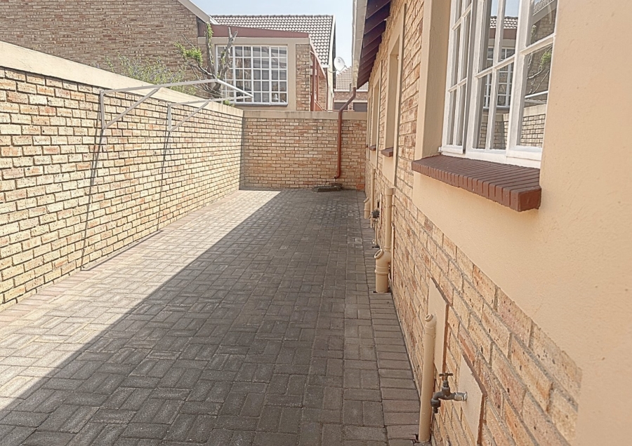 2 Bedroom Property for Sale in Honeydew Grove Gauteng