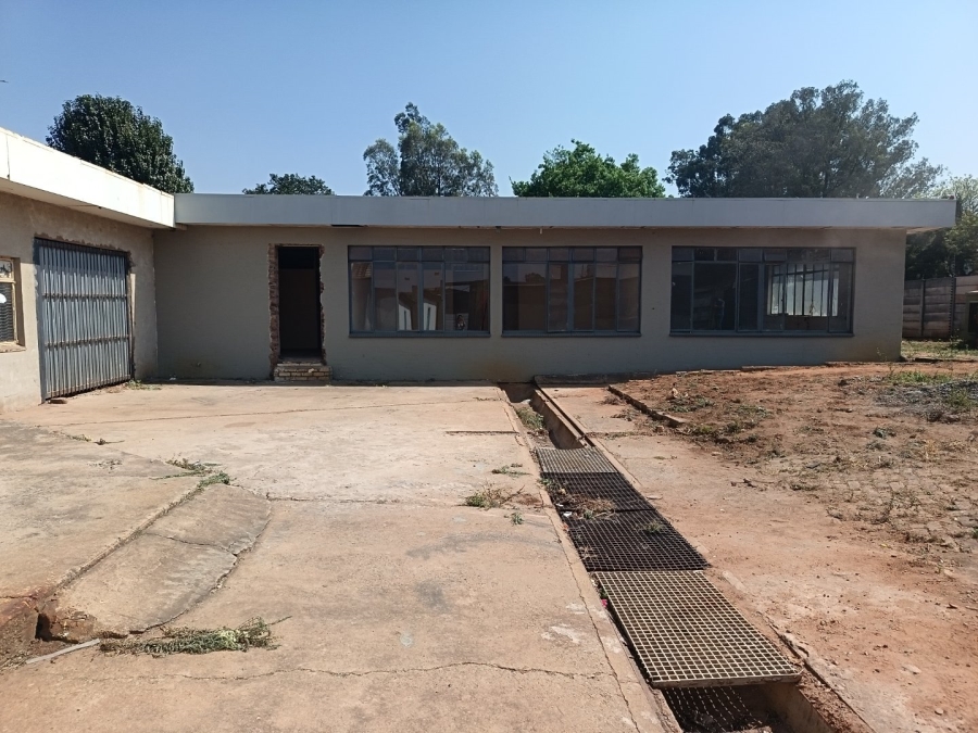 Commercial Property for Sale in Clayville Industria Gauteng
