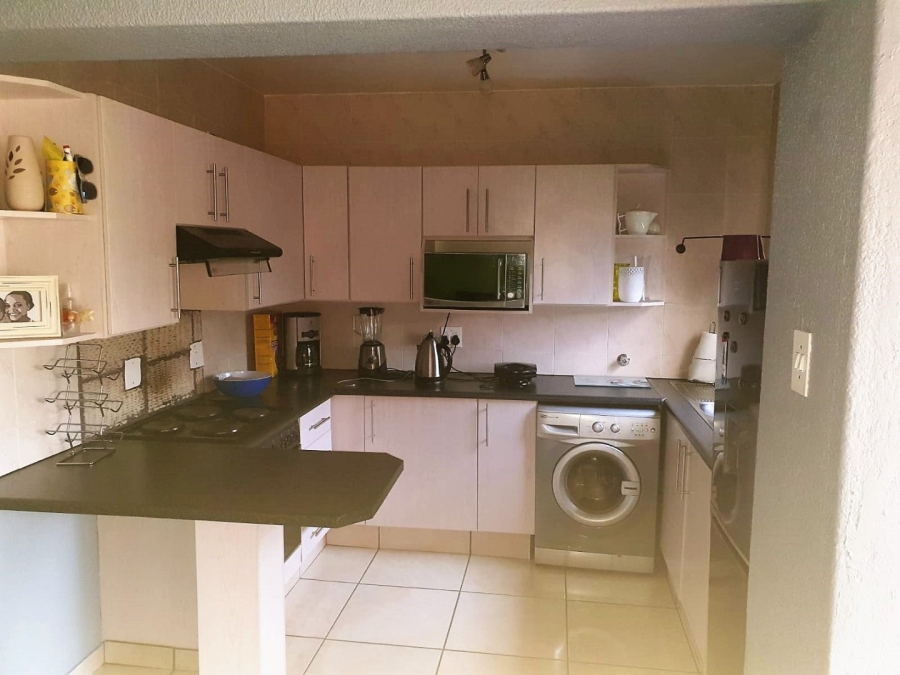 To Let 2 Bedroom Property for Rent in Glenvista Gauteng