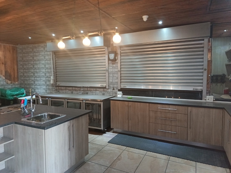 Commercial Property for Sale in Clayville Industria Gauteng
