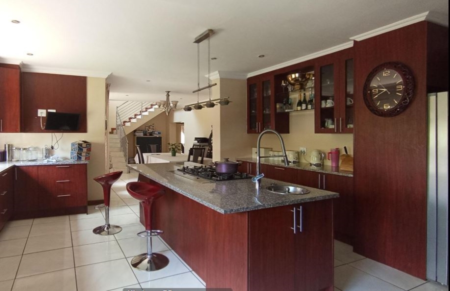 5 Bedroom Property for Sale in Rooihuiskraal Gauteng