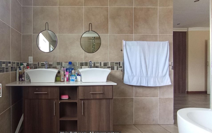 5 Bedroom Property for Sale in Rooihuiskraal Gauteng