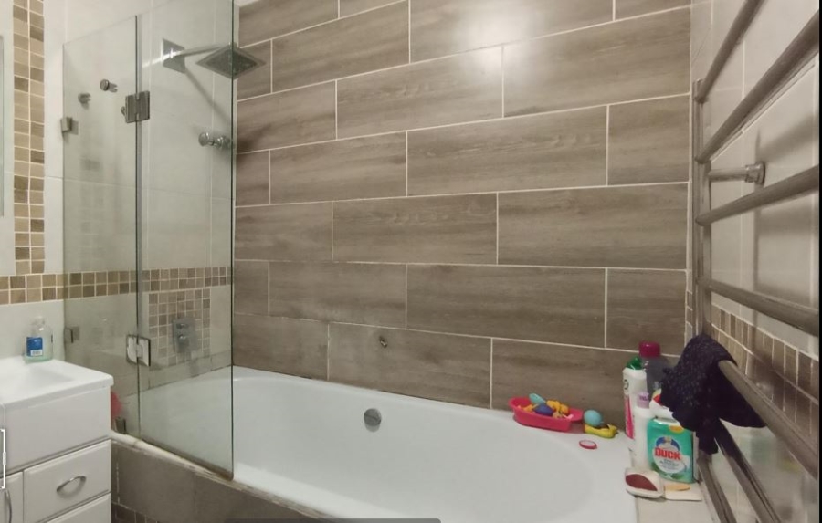5 Bedroom Property for Sale in Rooihuiskraal Gauteng