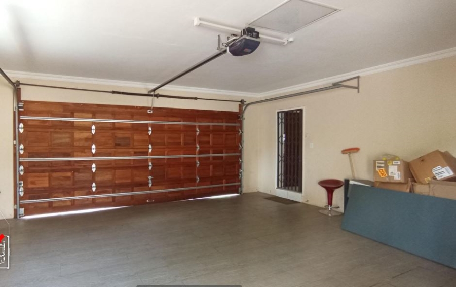 5 Bedroom Property for Sale in Rooihuiskraal Gauteng