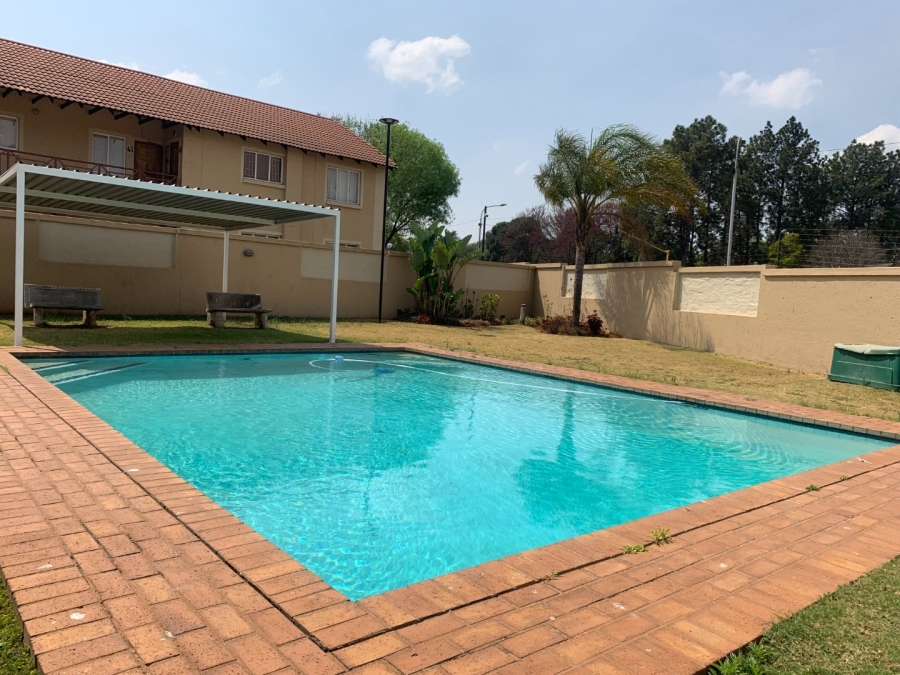 To Let 2 Bedroom Property for Rent in Die Hoewes Gauteng