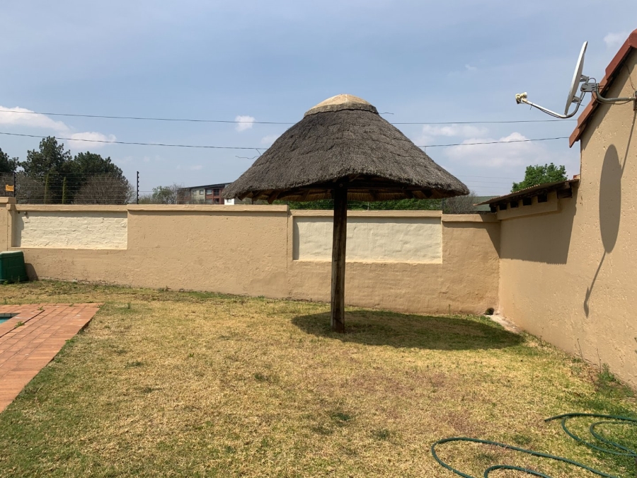 To Let 2 Bedroom Property for Rent in Die Hoewes Gauteng