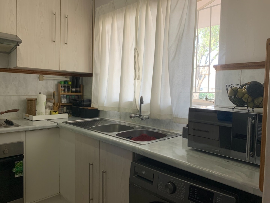 To Let 2 Bedroom Property for Rent in Die Hoewes Gauteng