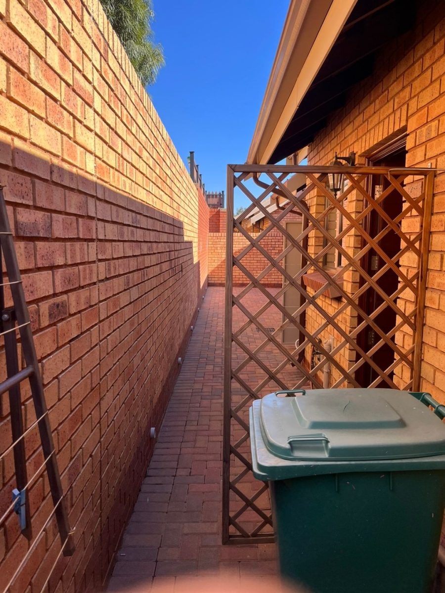 2 Bedroom Property for Sale in Eldoraigne Gauteng