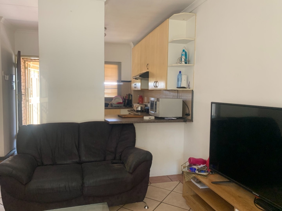 To Let 2 Bedroom Property for Rent in Die Hoewes Gauteng