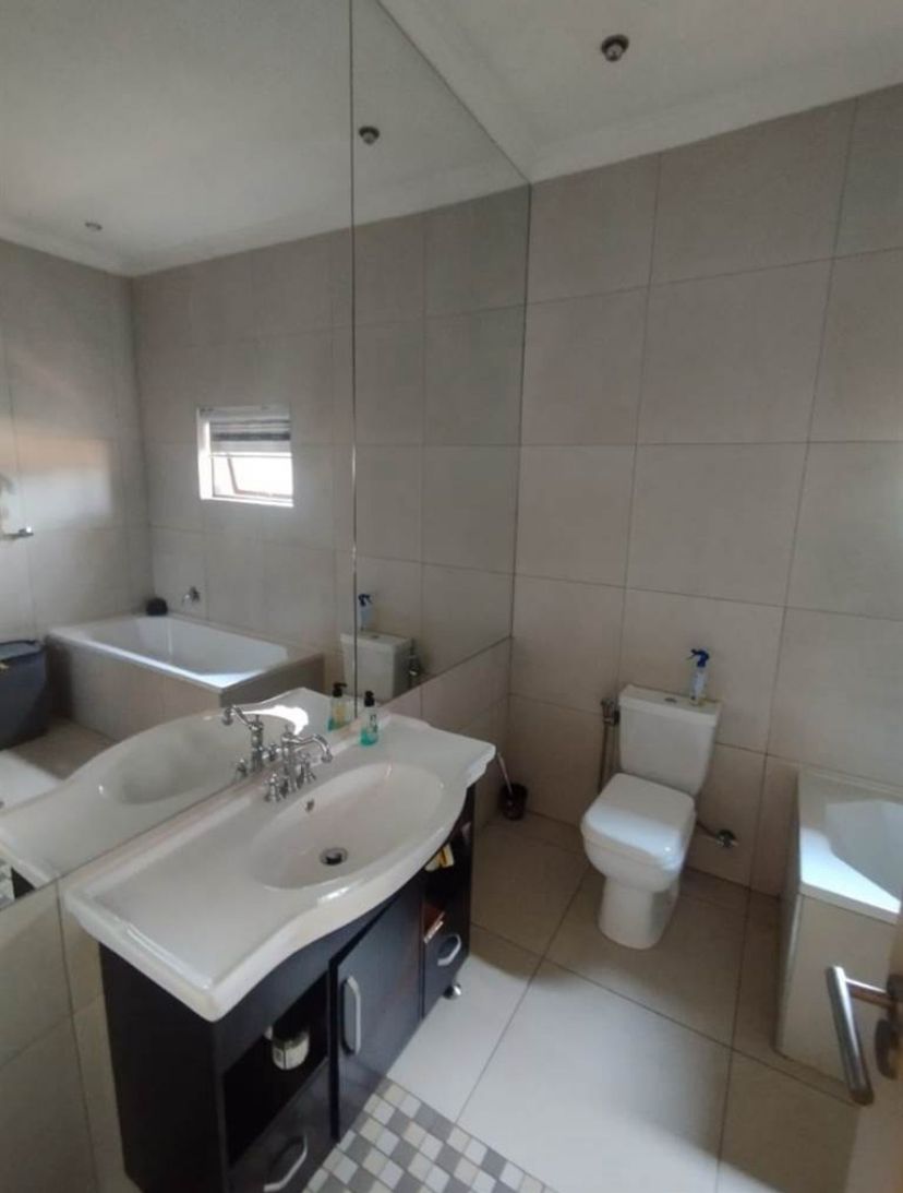 To Let 4 Bedroom Property for Rent in Sandown Gauteng