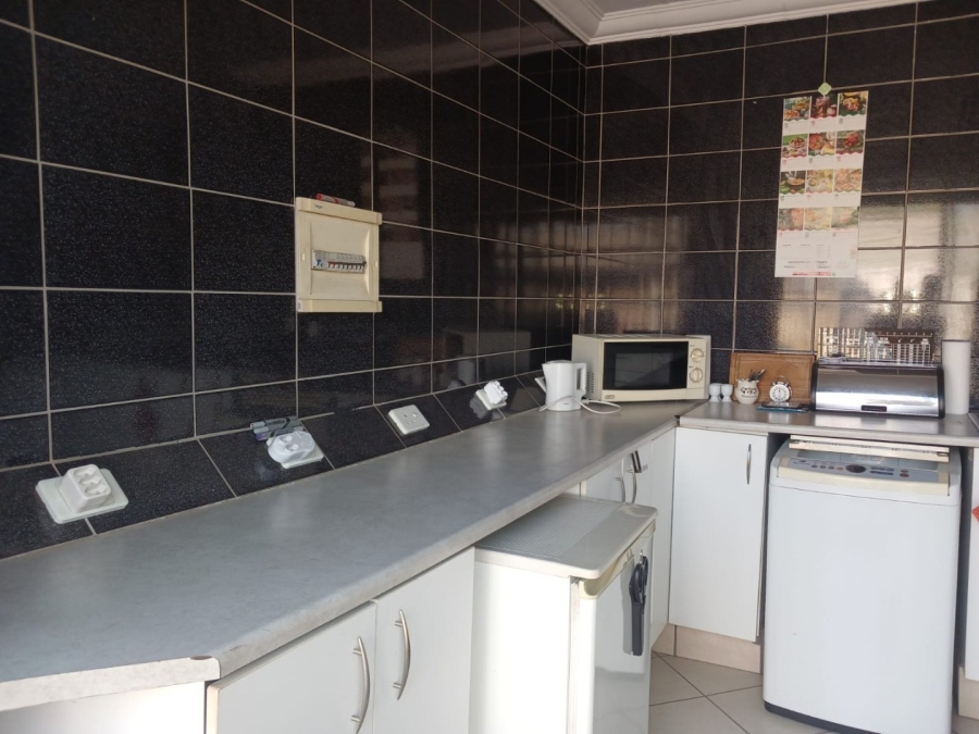 To Let 1 Bedroom Property for Rent in Brackenhurst Gauteng