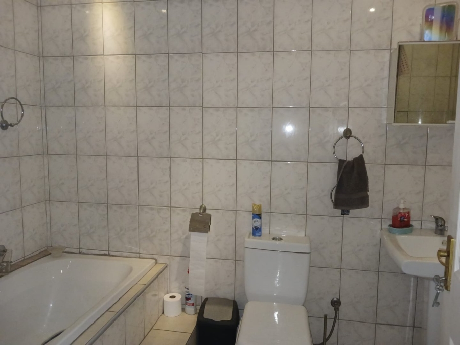 To Let 1 Bedroom Property for Rent in Brackenhurst Gauteng