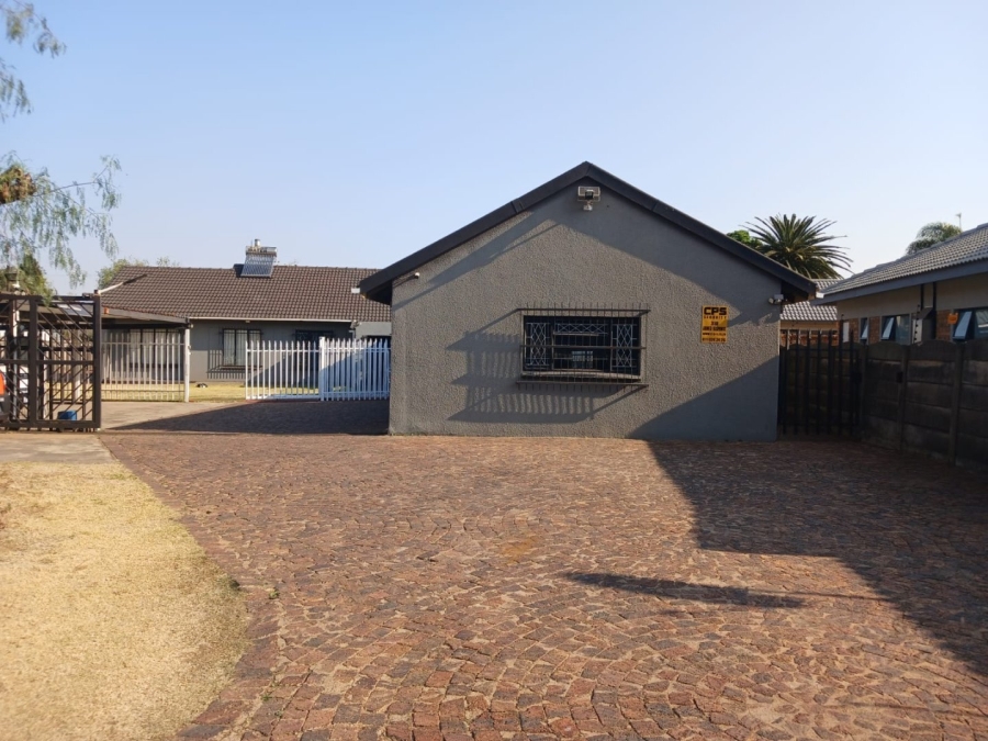 To Let 1 Bedroom Property for Rent in Brackenhurst Gauteng