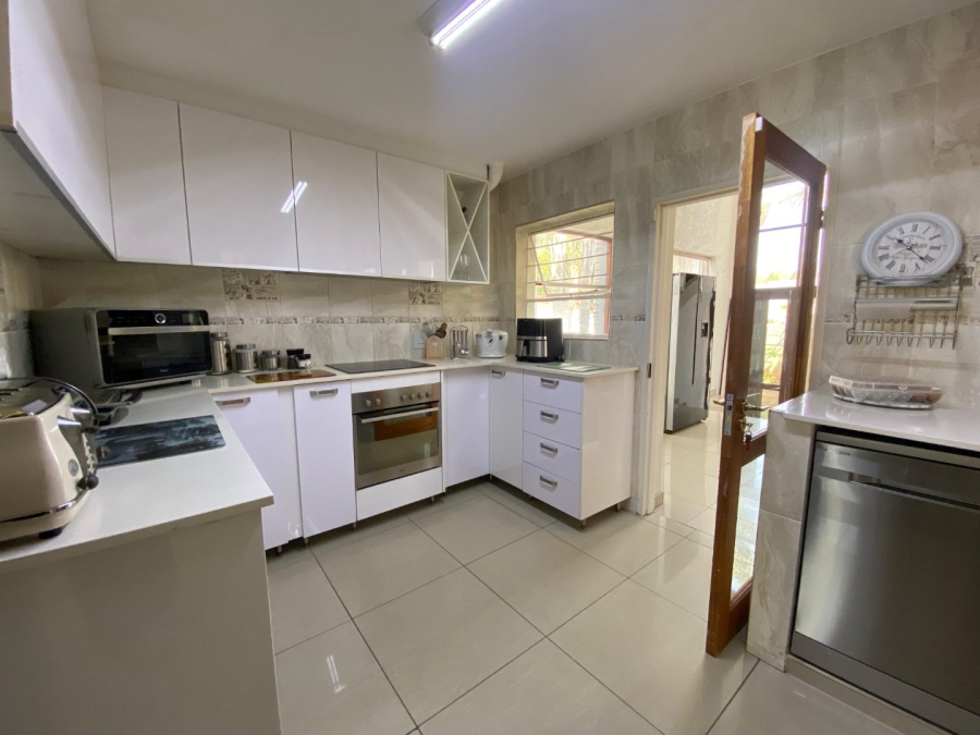 5 Bedroom Property for Sale in Roodekrans Gauteng