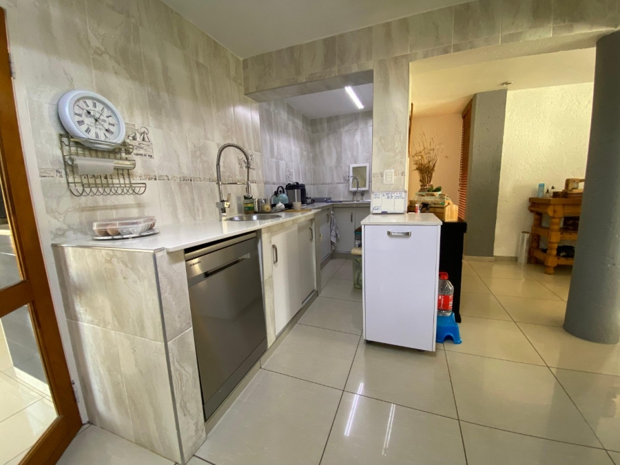5 Bedroom Property for Sale in Roodekrans Gauteng