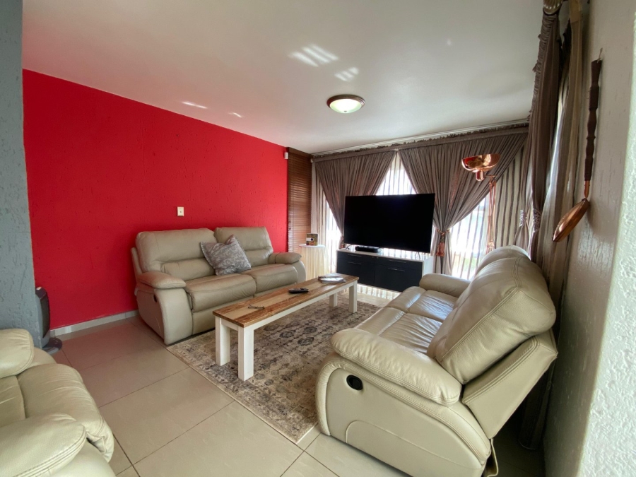 5 Bedroom Property for Sale in Roodekrans Gauteng