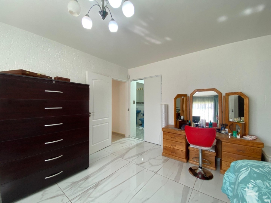 5 Bedroom Property for Sale in Roodekrans Gauteng