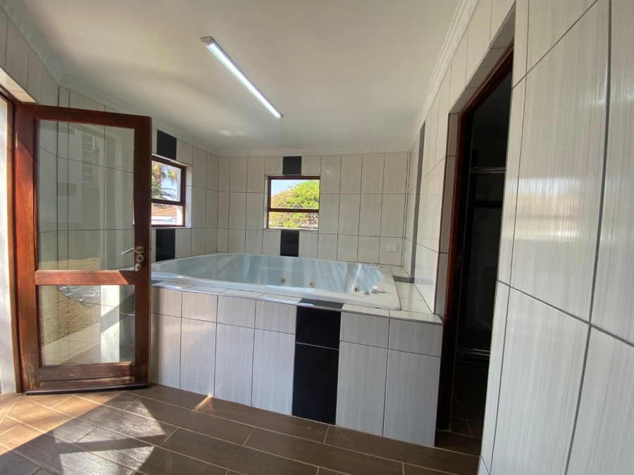 5 Bedroom Property for Sale in Roodekrans Gauteng