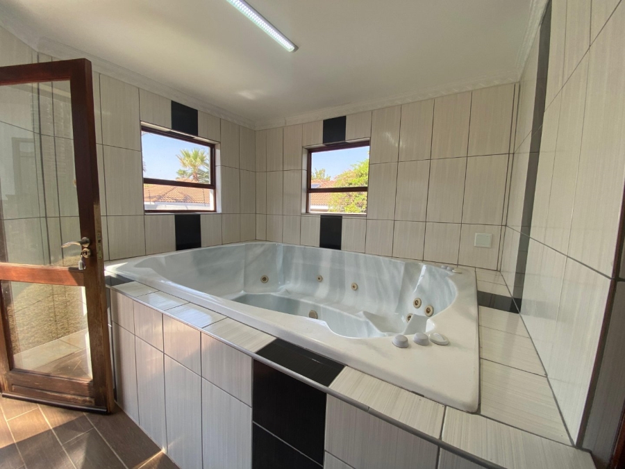 5 Bedroom Property for Sale in Roodekrans Gauteng