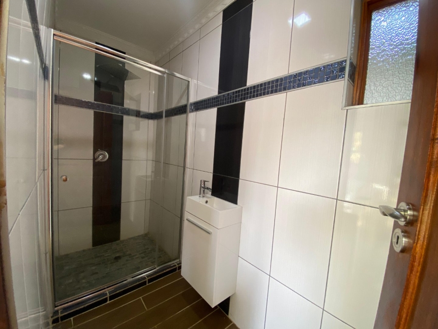 5 Bedroom Property for Sale in Roodekrans Gauteng