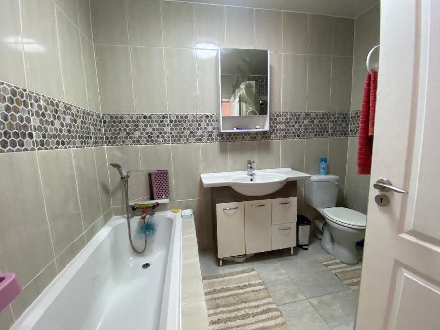 5 Bedroom Property for Sale in Roodekrans Gauteng