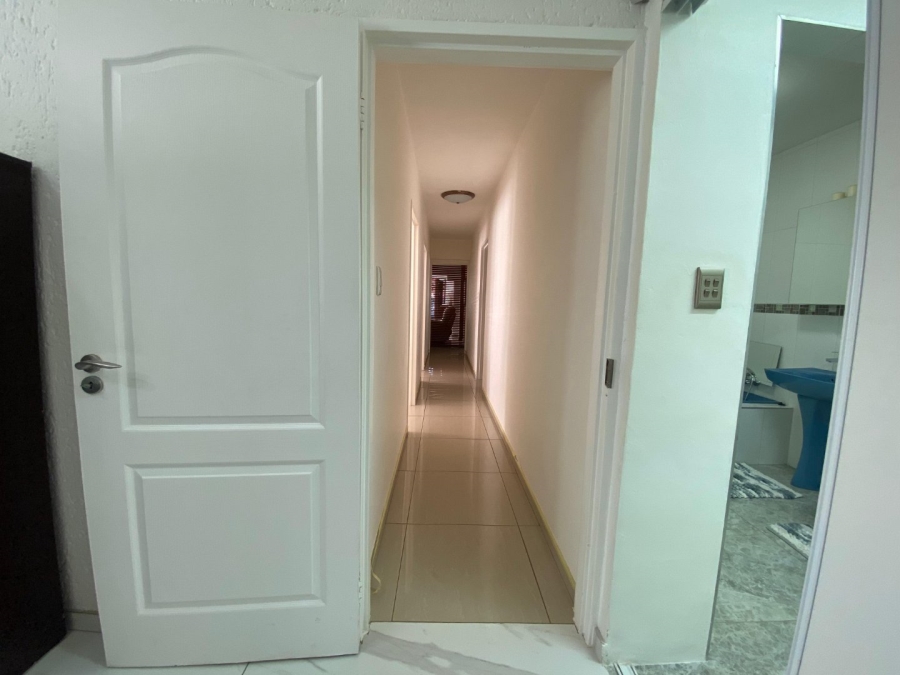 5 Bedroom Property for Sale in Roodekrans Gauteng