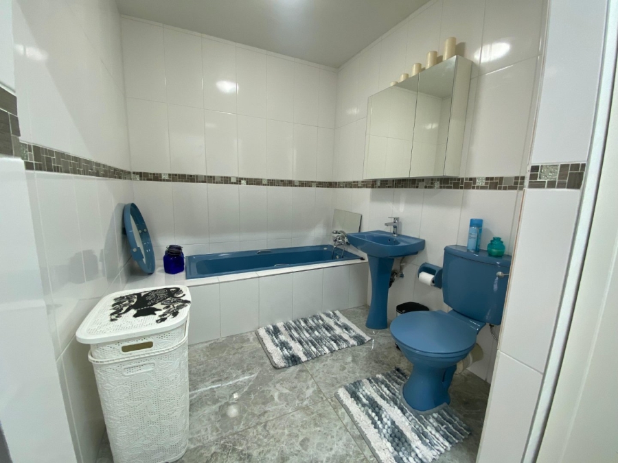 5 Bedroom Property for Sale in Roodekrans Gauteng