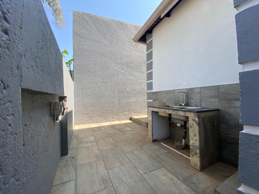 5 Bedroom Property for Sale in Roodekrans Gauteng