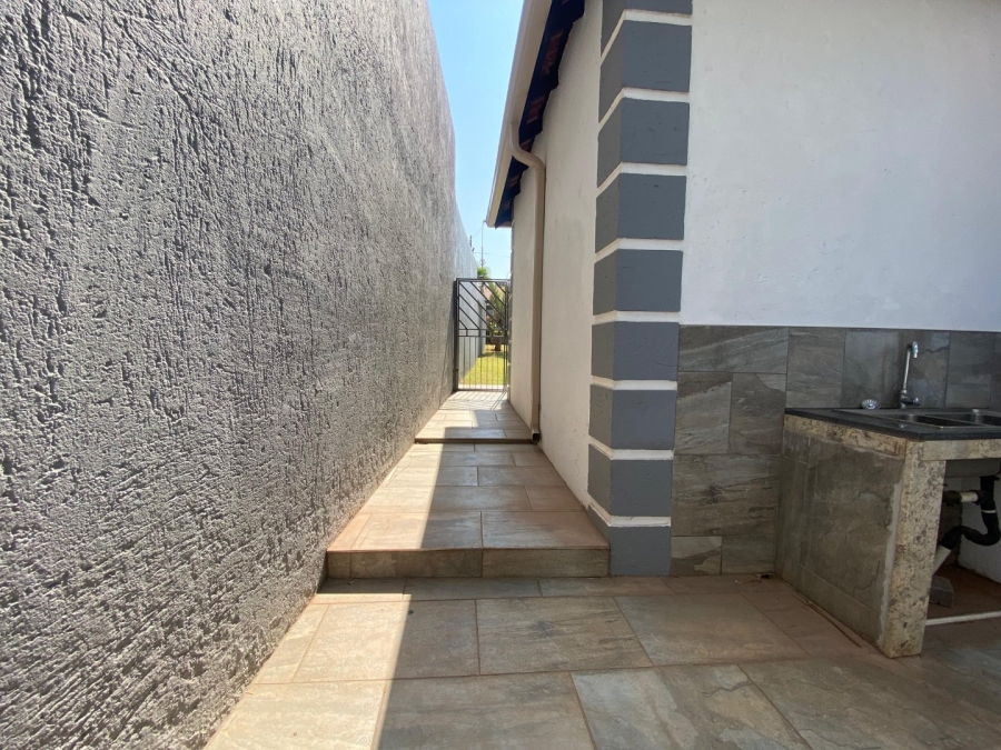 5 Bedroom Property for Sale in Roodekrans Gauteng