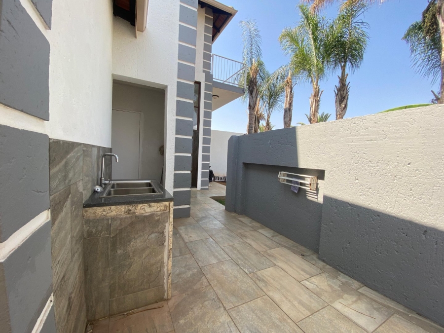 5 Bedroom Property for Sale in Roodekrans Gauteng