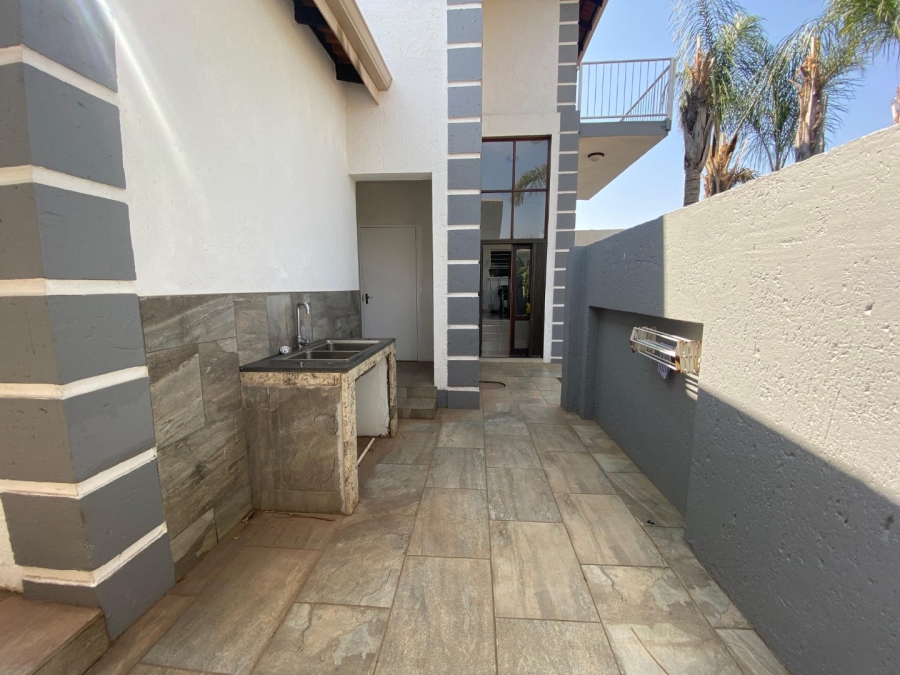 5 Bedroom Property for Sale in Roodekrans Gauteng