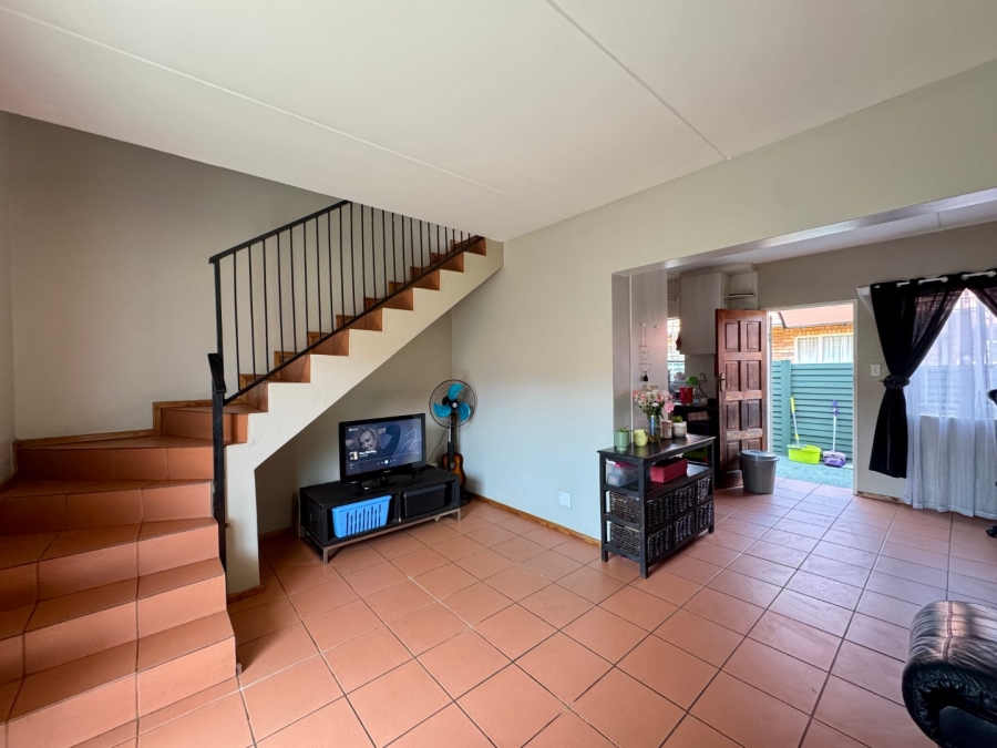 2 Bedroom Property for Sale in Die Hoewes Gauteng