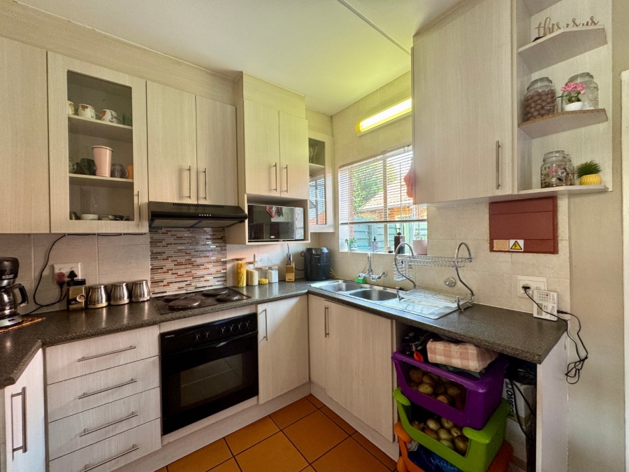 2 Bedroom Property for Sale in Die Hoewes Gauteng