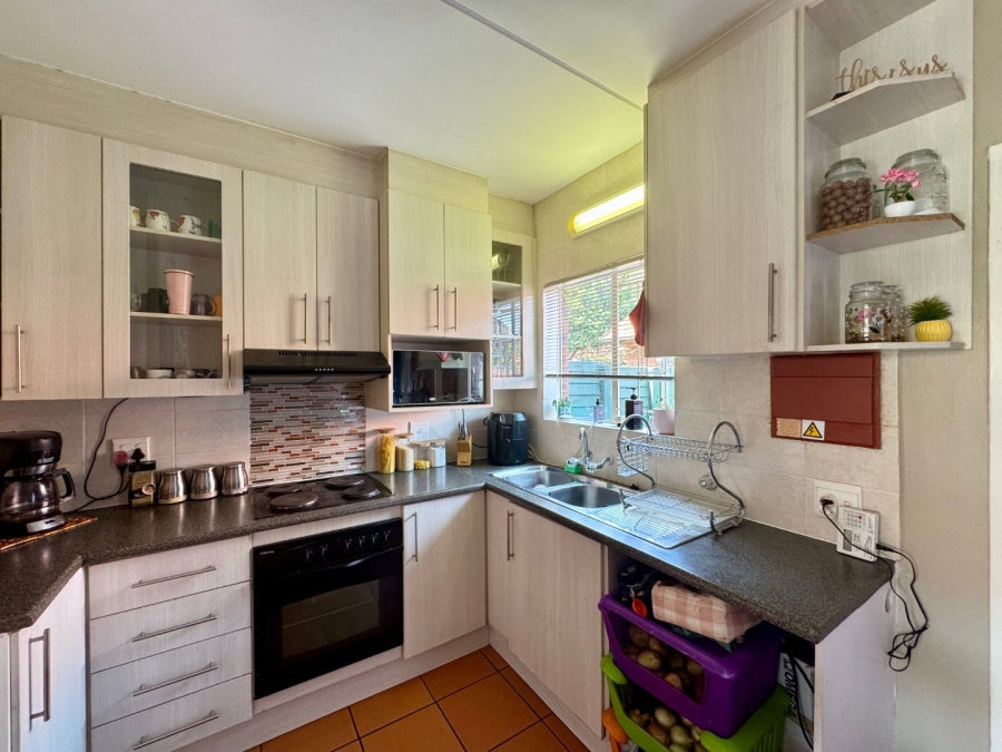 2 Bedroom Property for Sale in Die Hoewes Gauteng