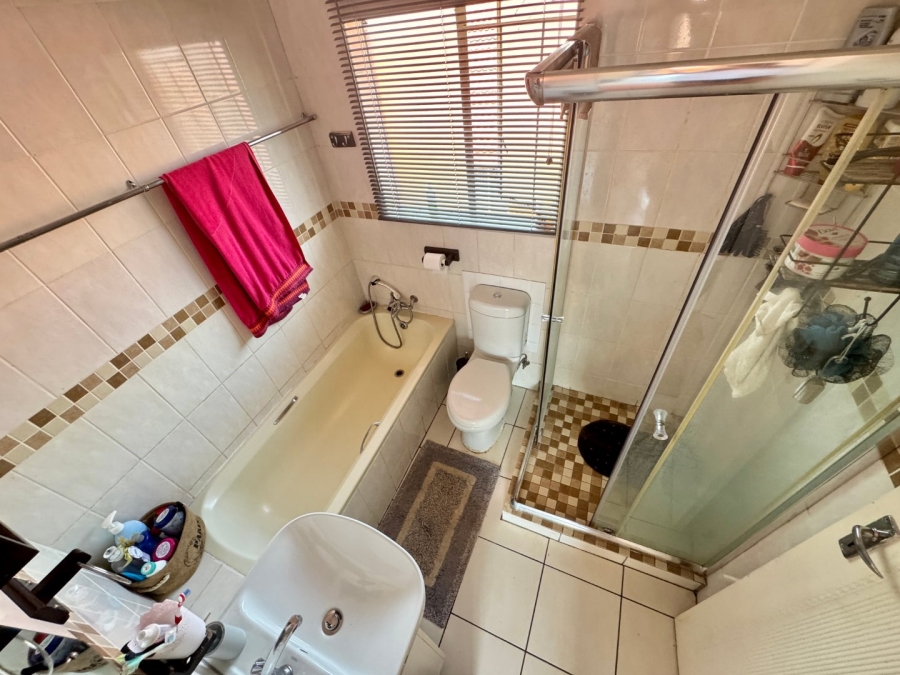 2 Bedroom Property for Sale in Die Hoewes Gauteng