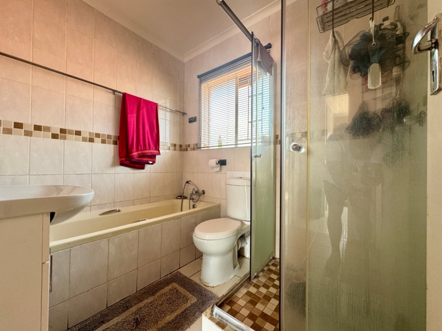 2 Bedroom Property for Sale in Die Hoewes Gauteng