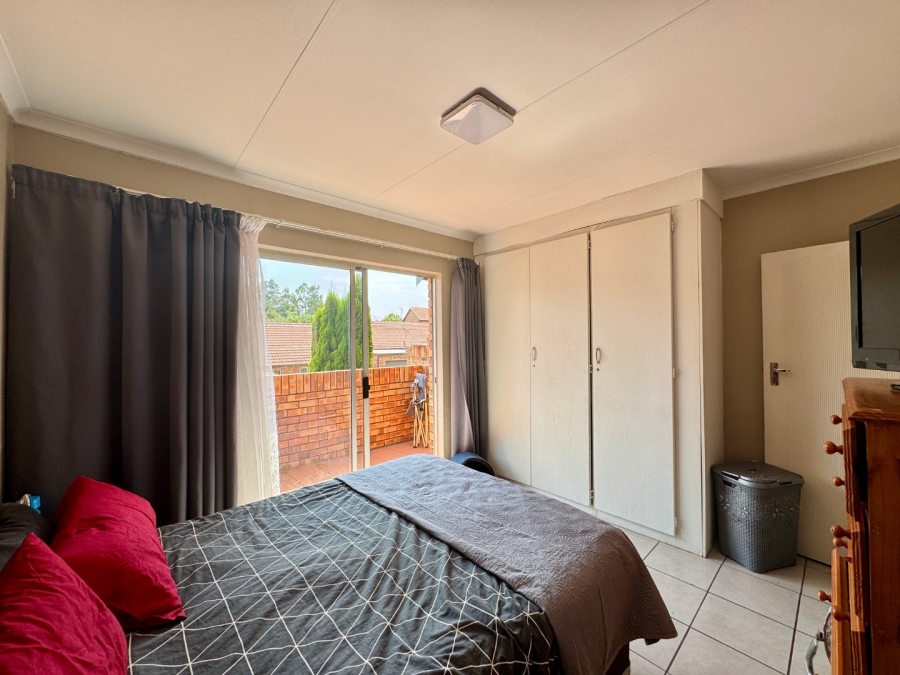 2 Bedroom Property for Sale in Die Hoewes Gauteng