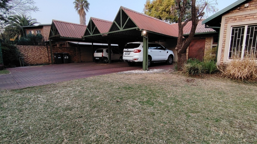5 Bedroom Property for Sale in Eldoraigne Gauteng