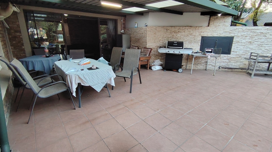 5 Bedroom Property for Sale in Eldoraigne Gauteng