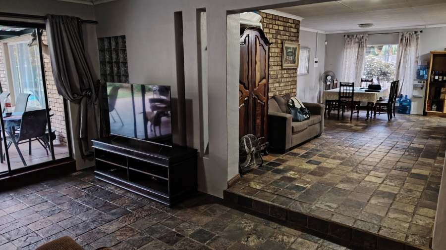 5 Bedroom Property for Sale in Eldoraigne Gauteng