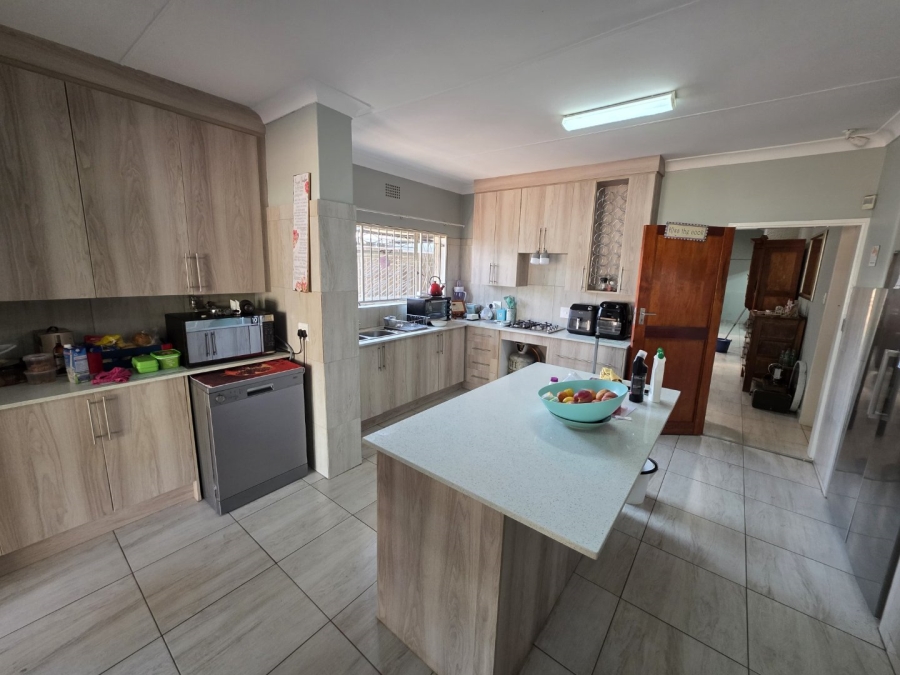 5 Bedroom Property for Sale in Sinoville Gauteng