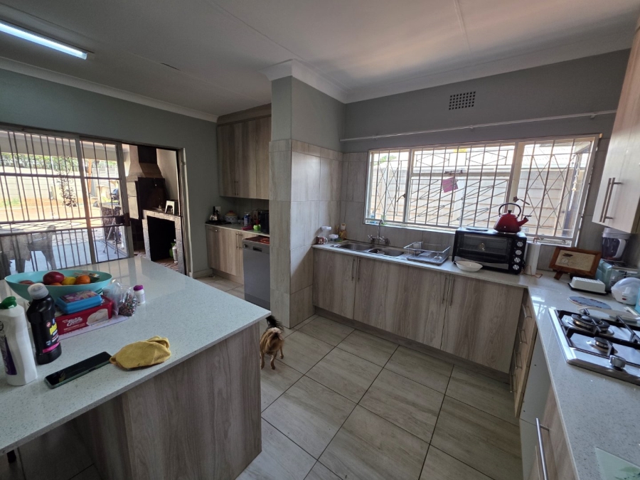 5 Bedroom Property for Sale in Sinoville Gauteng