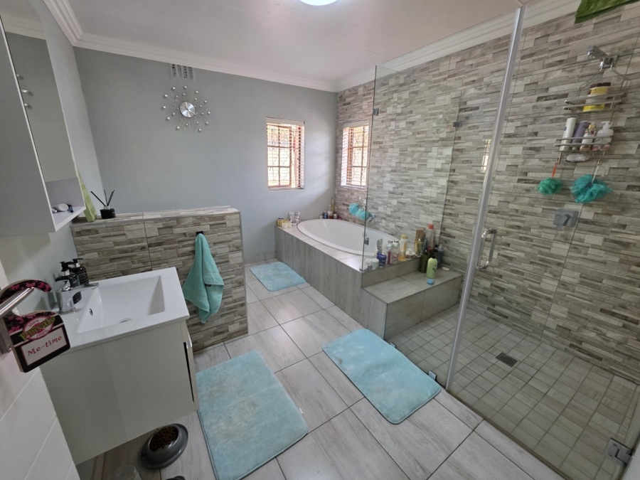 5 Bedroom Property for Sale in Sinoville Gauteng