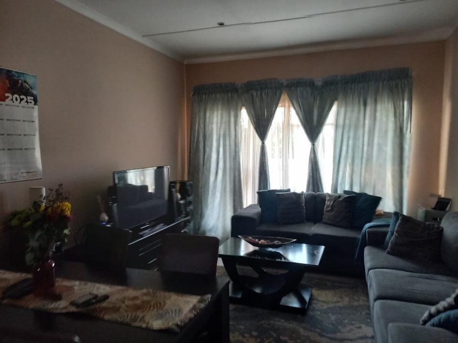To Let 2 Bedroom Property for Rent in Lombardy East Gauteng