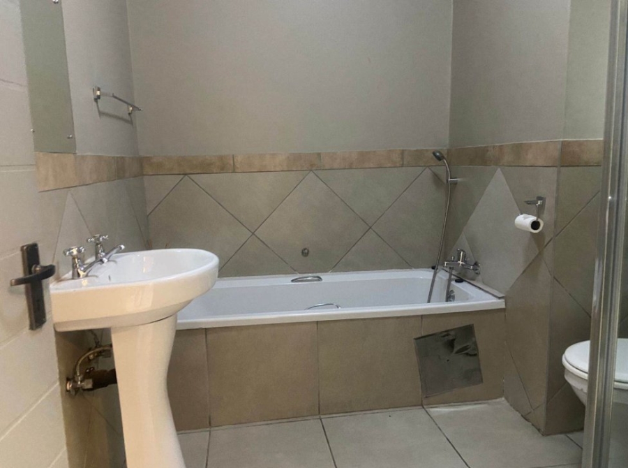 To Let  Bedroom Property for Rent in Glen Austin Gauteng