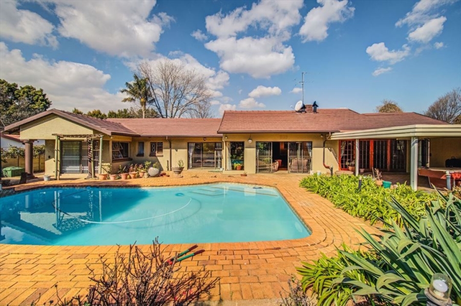 8 Bedroom Property for Sale in Aston Manor Gauteng
