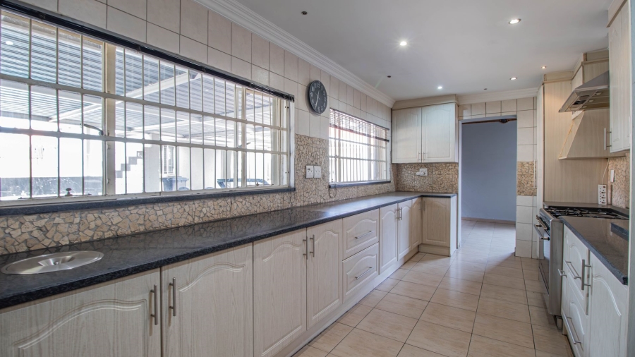 3 Bedroom Property for Sale in Bonaero Park Gauteng