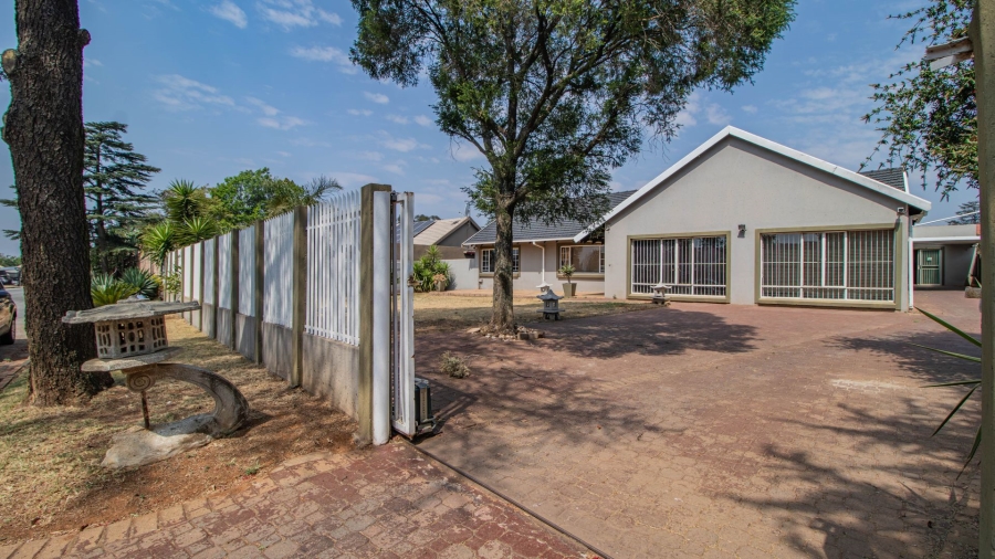 3 Bedroom Property for Sale in Bonaero Park Gauteng