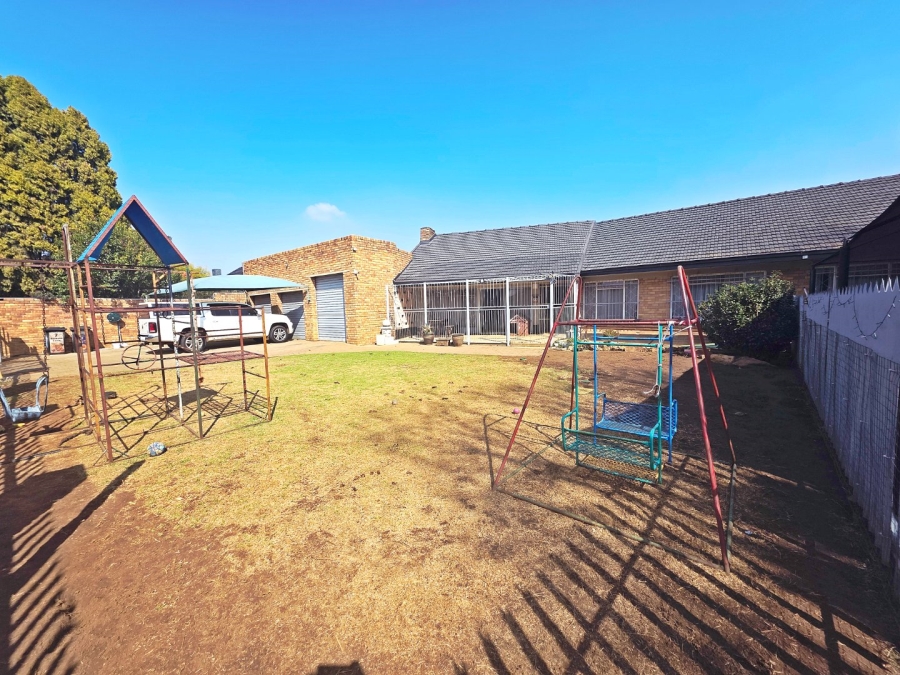 6 Bedroom Property for Sale in Petersfield Gauteng