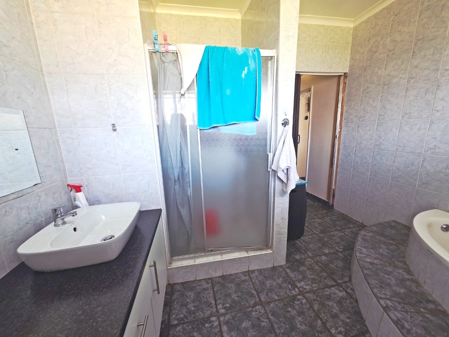 6 Bedroom Property for Sale in Petersfield Gauteng